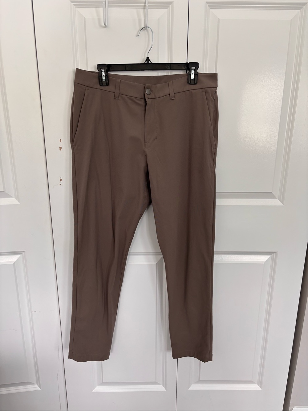 lululemon athletica Men's Chinos in Taupe Brown